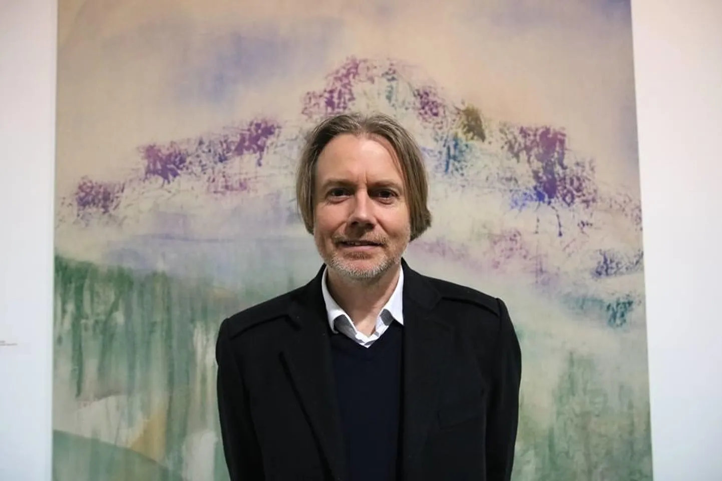 Maalikunstnik Urmo Rau näitusel "Eksiil maastikes" uue kunsti muuseumis.