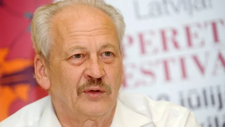 Festivāla režisors Valdis Lūriņš piedalās preses konferencē, kurā informē par Operetes festivāla programmu - koncertiem, pasākumiem un dalībniekiem