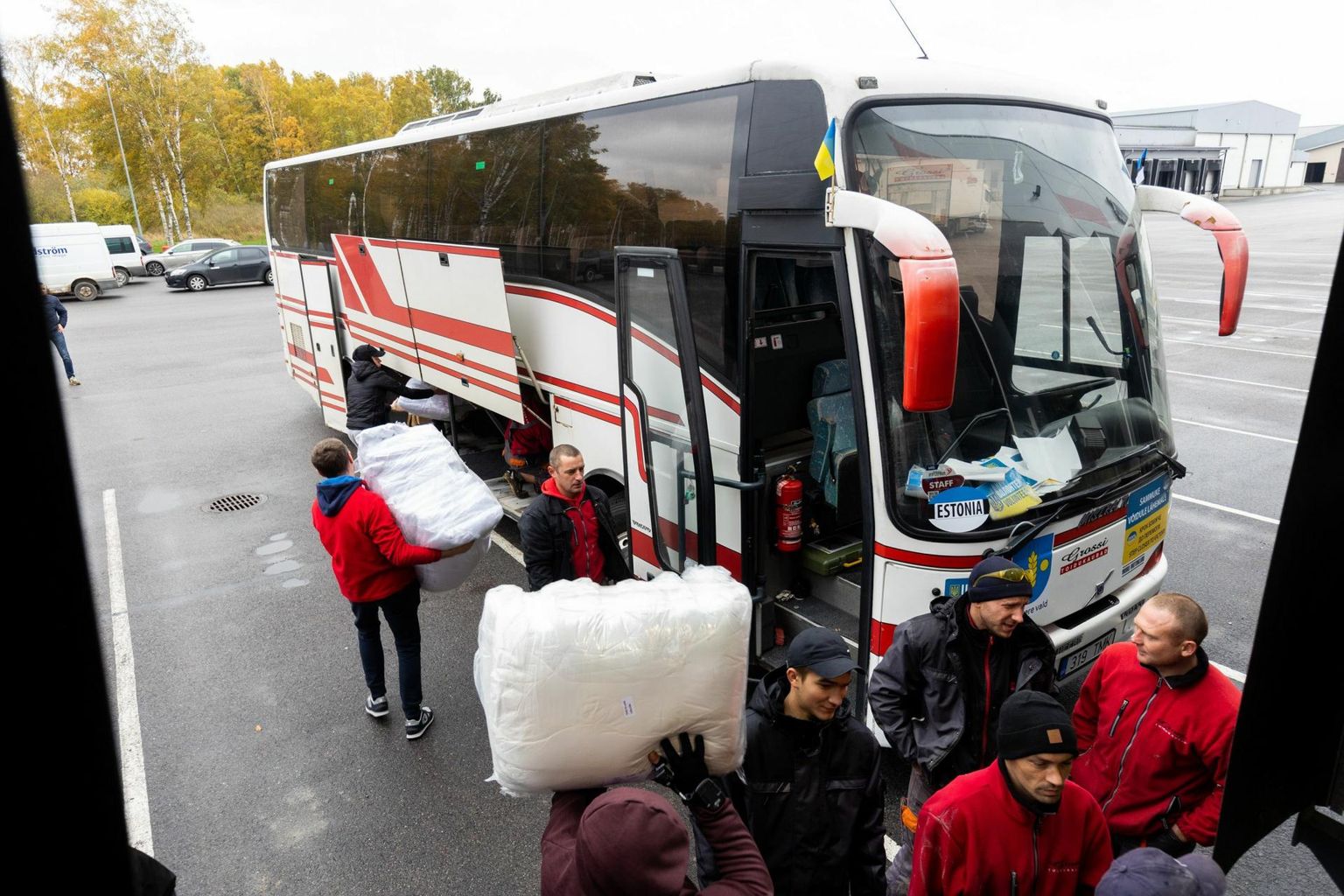 Совсем недавно Олег Гроссь подарил украинцам автобус. Помимо самого транспортного средства, в Украину отправились одеяла и подушки.