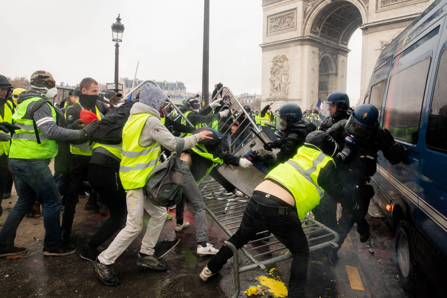 Vägivaldseks kiskunud kollavestide protestid Pariisis.