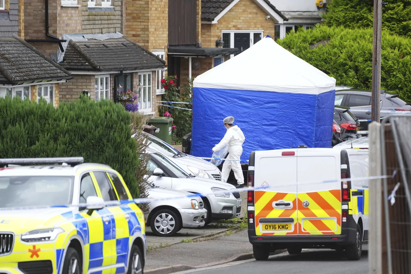 Hertfordshire'i politseijaoskonna uurijad sündmuskohal Londoni lähistel Busheys.