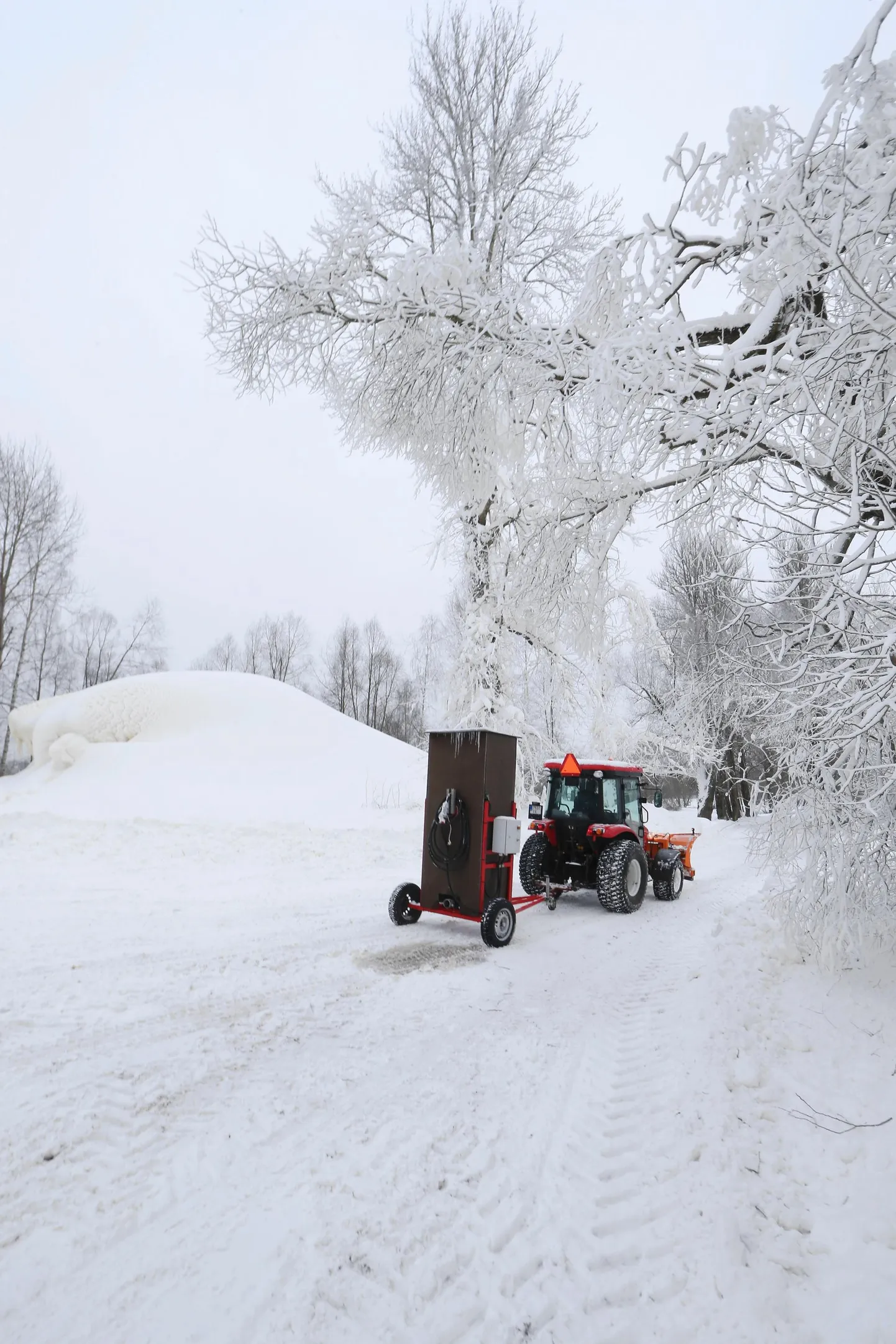 Eile transportisid Tähtvere puhkepargi töötajad kunstlumetehnika Emajõe äärest taas masinaparki.