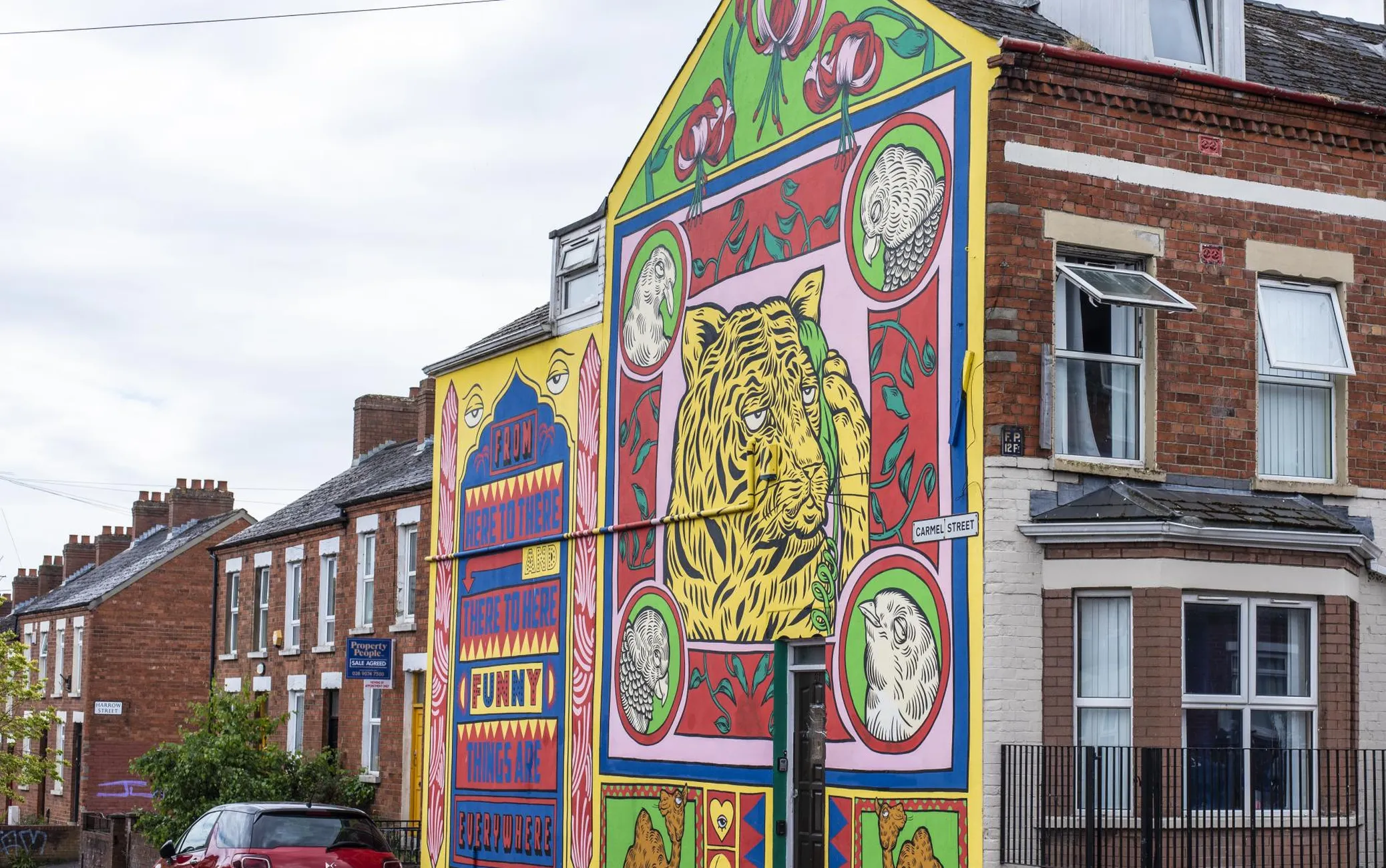 Belfast on üks suur tänavakunsti galerii ja oma teoseid on sinna seintele jätnud kunstnikud kümnetest eri riikidest.