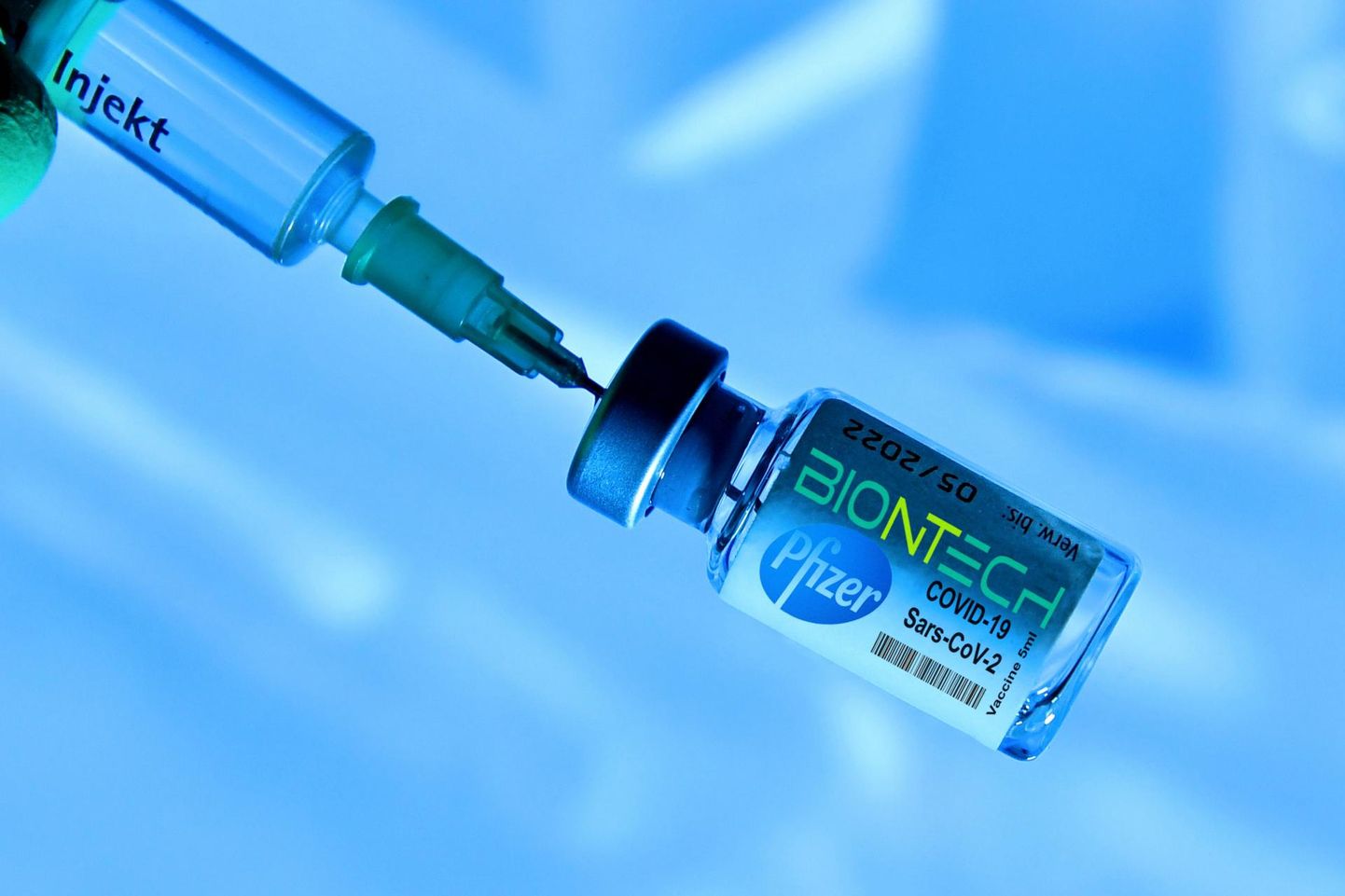 Pfizeri-suguse suurema firmaga jõud ühendades on BioNTech suutnud toota palju rohkem vaktsiinidoose kui Moderna, mis toetub allhankijatele.