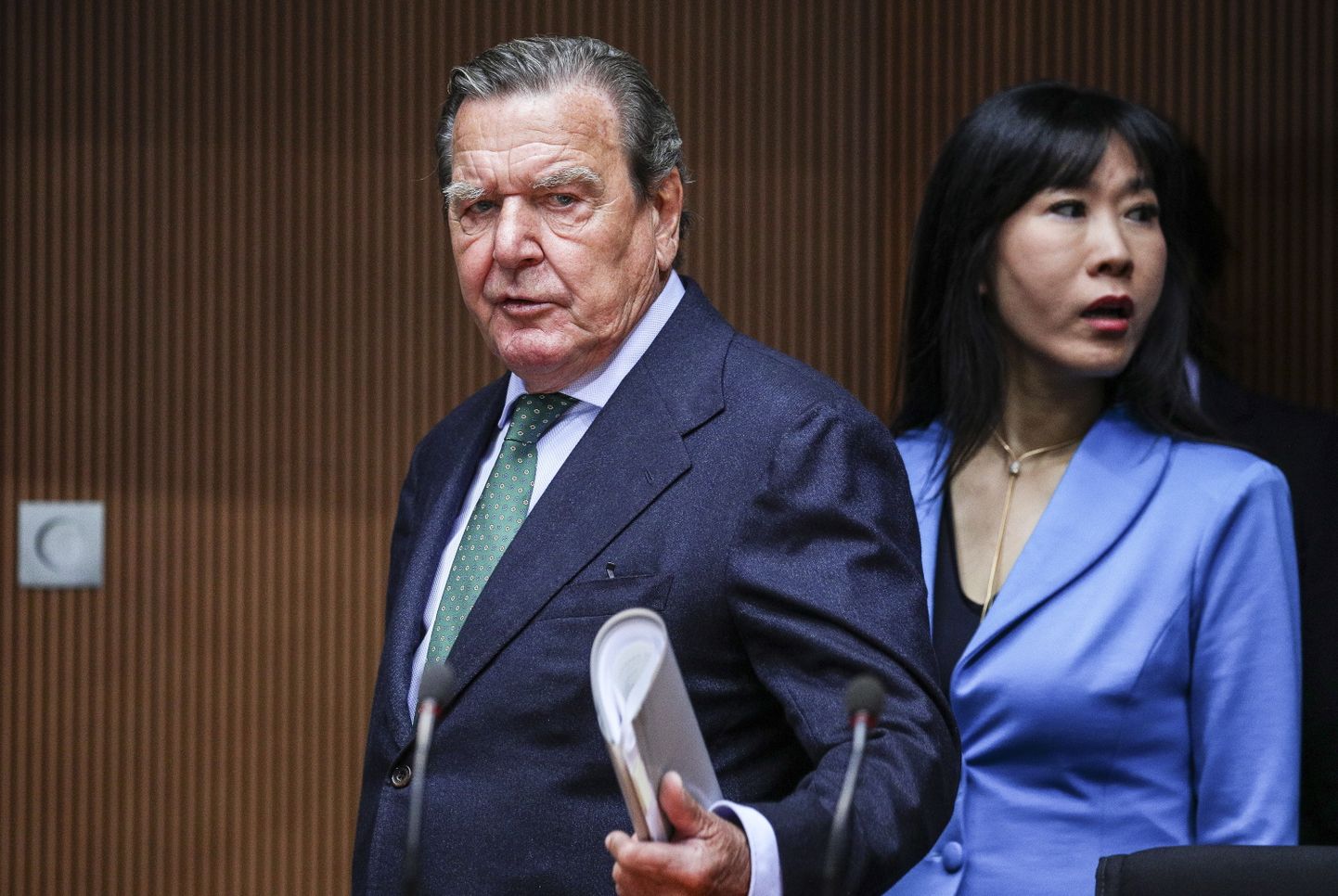 Saksa endine liidukantsler Gerhard Schröder oma abikaasa So-yeoniga.