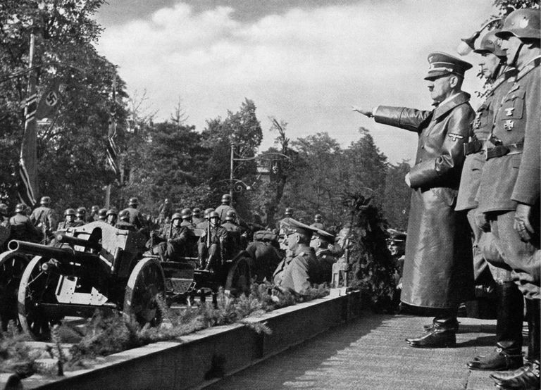 Adiolf Hitler tervitamas 5. oktoobril 1939 Poolas Varssavis Saksa vägesid.