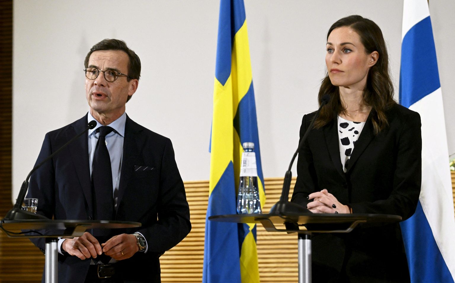Soome peaminister Sanna Marin (paremal) koos Rootsi peaministri Ulf Kristerssoniga 1. novembril  2022 Helsingis ühisel pressikonverentsil. Helsingis toimus Põhjamaade Nõukogu istung