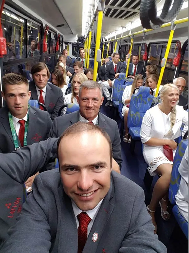 Autobusā dodamies uz atklāšanas ceremoniju.