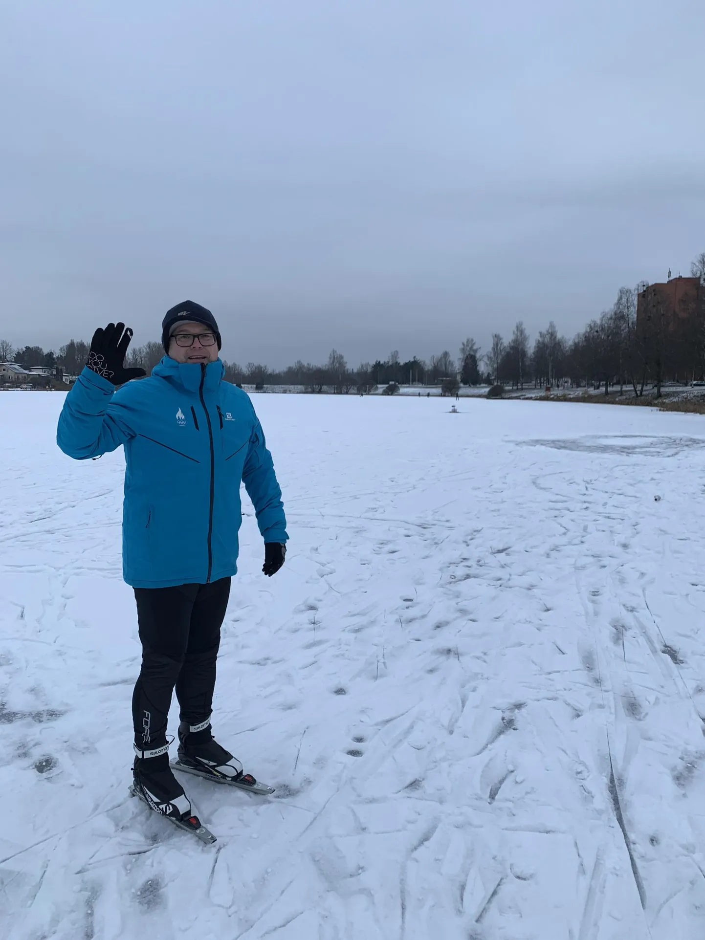 Linnapea Madis Timpson laupäeval Paala järvel uhkemateks uisusammudeks valmistumas.