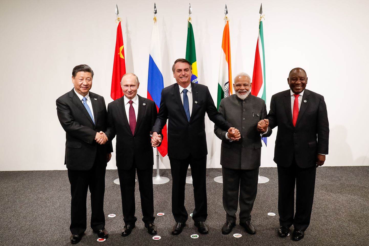 Venemaa president Vladimir Putin söandas veel 2019. aastal BRICSi riikide liidritega kohtuda, nüüd jätab Brasiilia uue liidri lubadus teda mitte puutuda küsimärgid õhku. Vasakult Xi Jinping (Hiina), Vladimir Putin (Venemaa), Jair Bolsonaro (Brasiilia), Narendra Modi (India) ja Cyril Ramaphosa (LAV)
