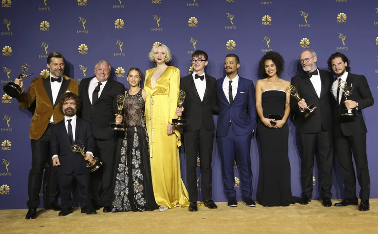 «Troonide mängu» näitlejad 17. septembril 2018 Emmy auhindade jagamisel Los Angeleses. Vasakult: Nikolaj Coster-Waldau, Peter Dinklage, Conleth Hill, Emilia Clarke, Gwendoline Christie, Isaac Hempstead Wright, Jacob Anderson, Nathalie Emmanuel, Liam Cunningham ja Kit Harington