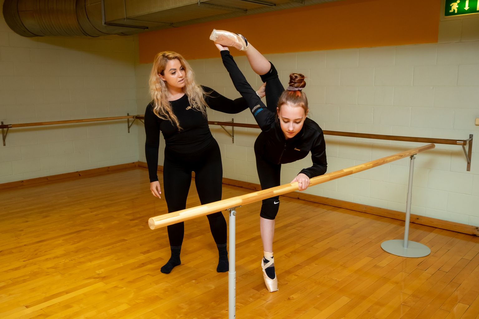 PAINDUVUS PEAB OLEMA GEENIDES: Maria Traumann ja Loore Nuut demonstreerivad, kuidas balletitreening käib.