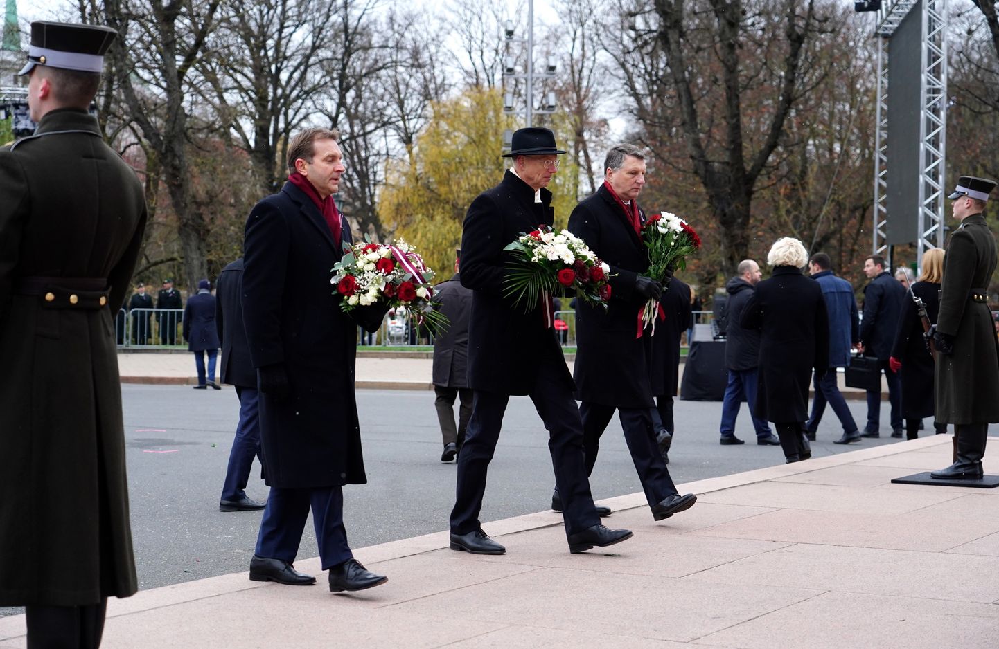 Жители и первые лица страны возложили цветы к памятнику Свободы