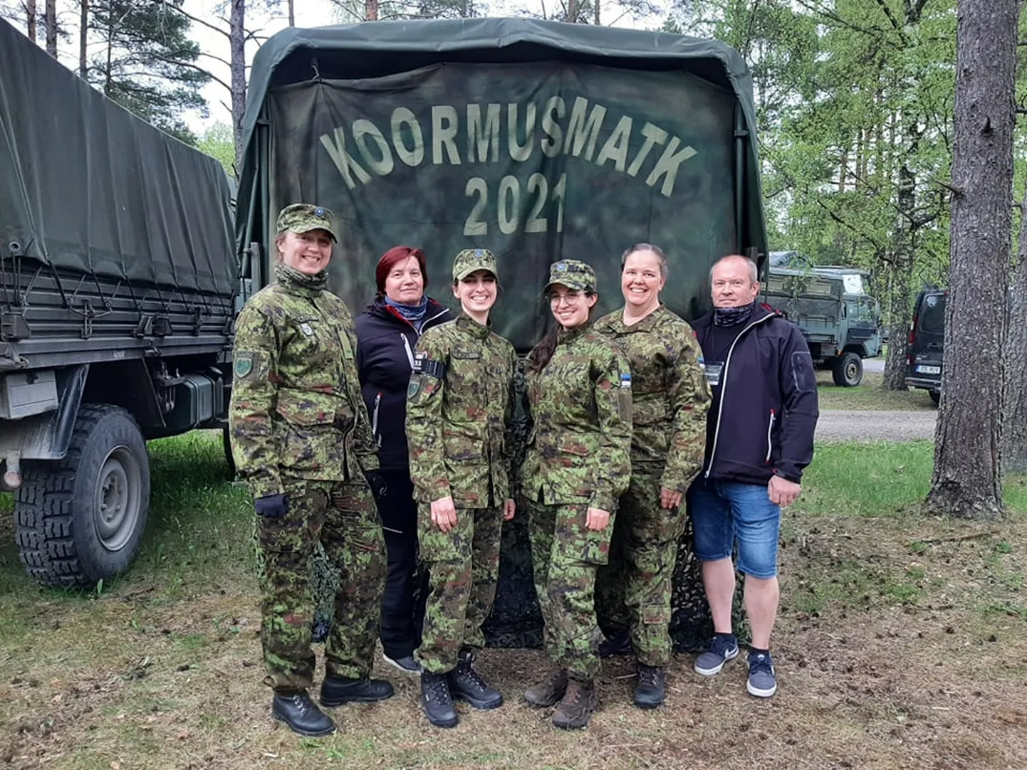 KOORMUSMATKAJAD: Vasakult Ruth Maadla, Aire Järv, Brita Laht, Emilia Rozenkron, Piret Paomees ja võistkonna toetaja Olari Järv.