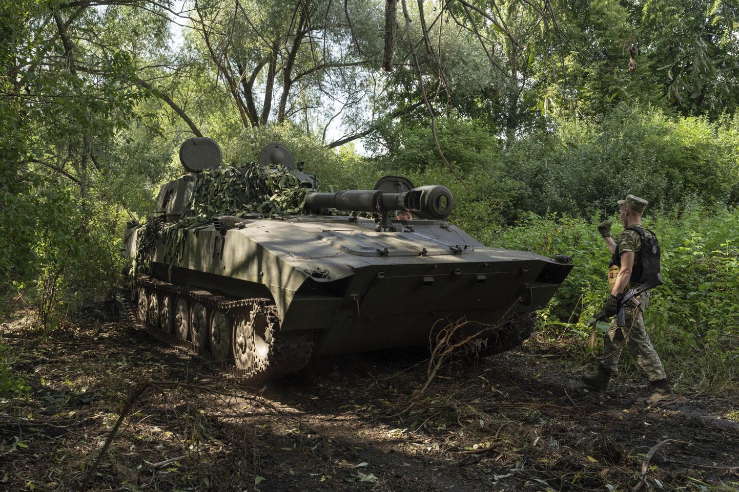 Ukraina iseliikuv suurtükk positsioonile liikumas.