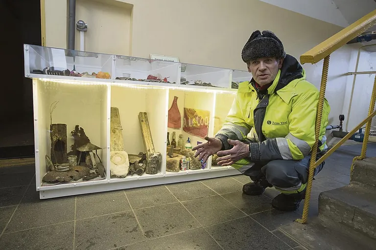 Kalle Reisenbuk, kes jälgib ja hooldab reoveepumpi, hakkas koguma kanalisatsioonist välja võetud esemeid, mis sinna sattuda ei tohiks, ja pani neist reoveepuhastusjaamas kokku püsinäituse, mida võib vaatama minna tasuta.