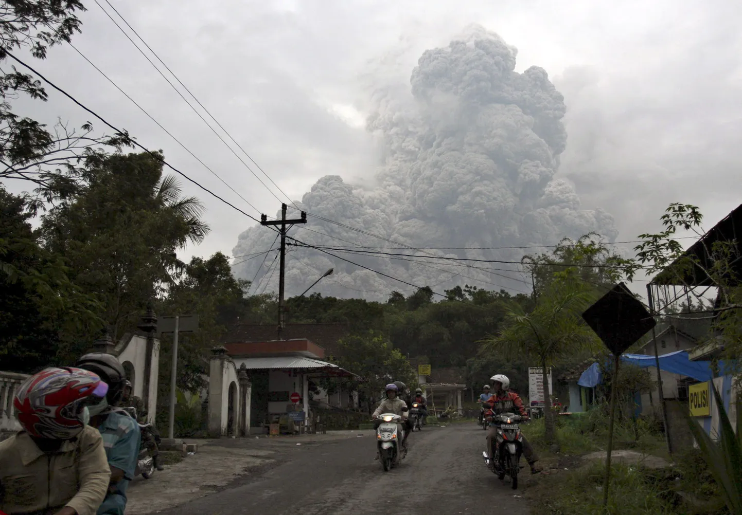 Inmesed Merapi vulkaani juurest lahkumas.