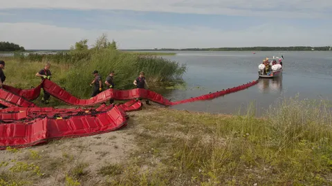 На озере Юлемисте проводятся учения по ликвидации топливного загрязнения