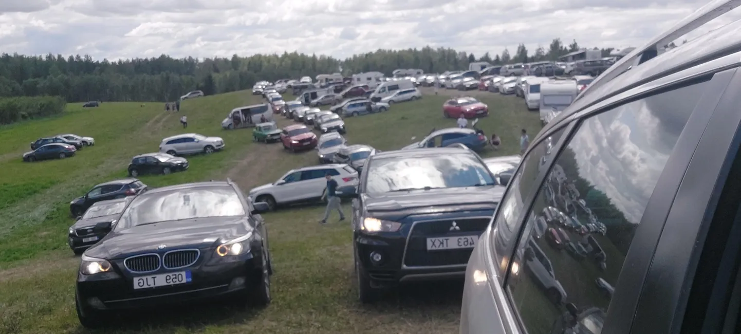 Otepää kiiruskatselt lahkuv rahvamass jäi parklas ummikusse.