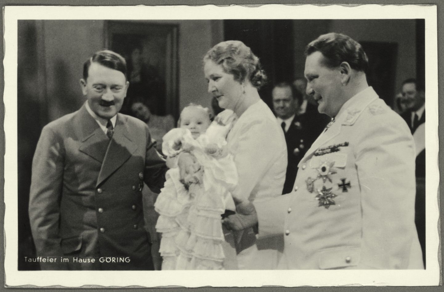 Adolf Hitler Luftwaffe juhi Hermann Göringi noorima tütre Edda Göringi ristimispeol.