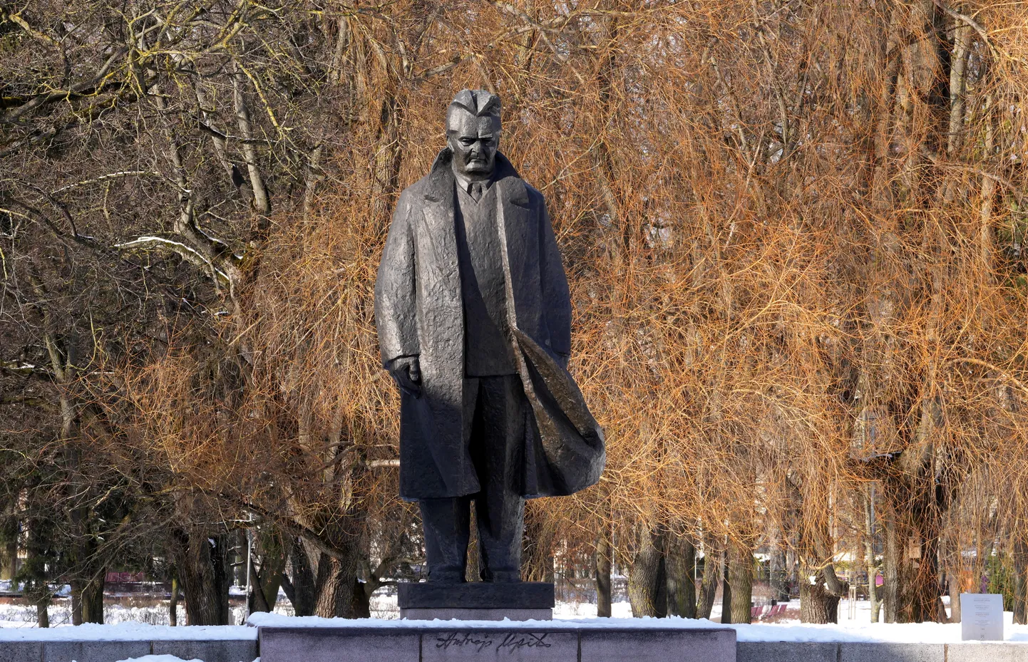 Памятник Андрею Упиту в парке Кронвальда