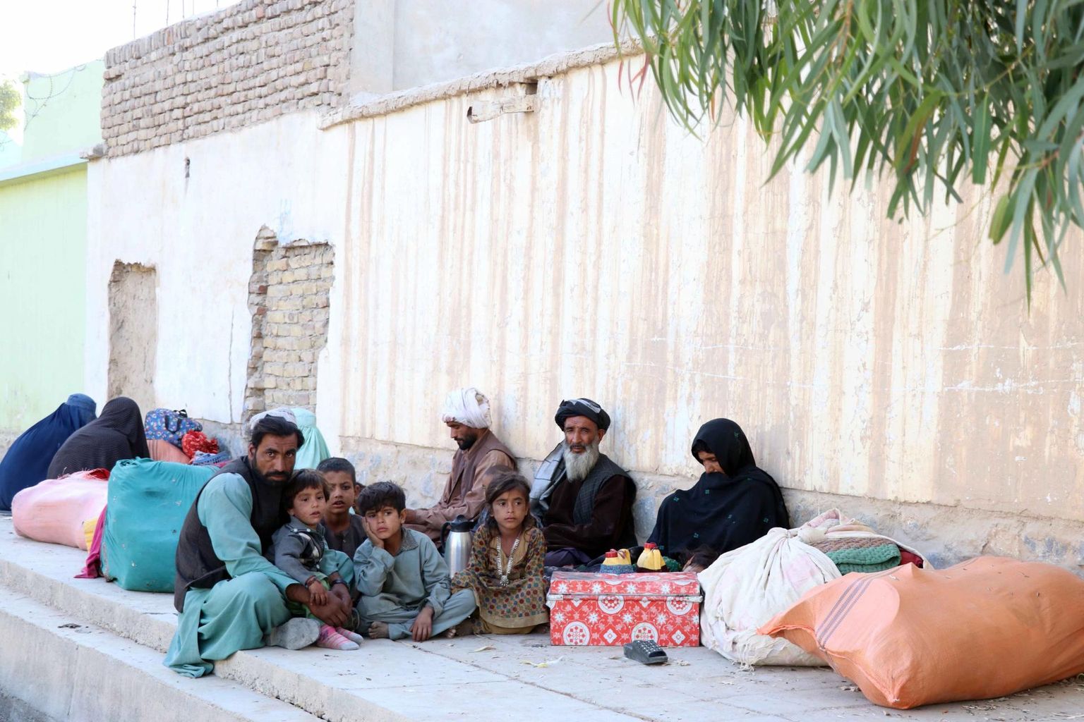 Vägivalla tõttu kodust põgenenud afgaani pered ootavad eelmisel nädalal pääsu varjupaika Kandaharis. Hoolimata jätkuvatest kõnelustest Afganistani valitsuse ja Talibani vahel on viimastel nädalatel verevalamine riigis laienenud. 