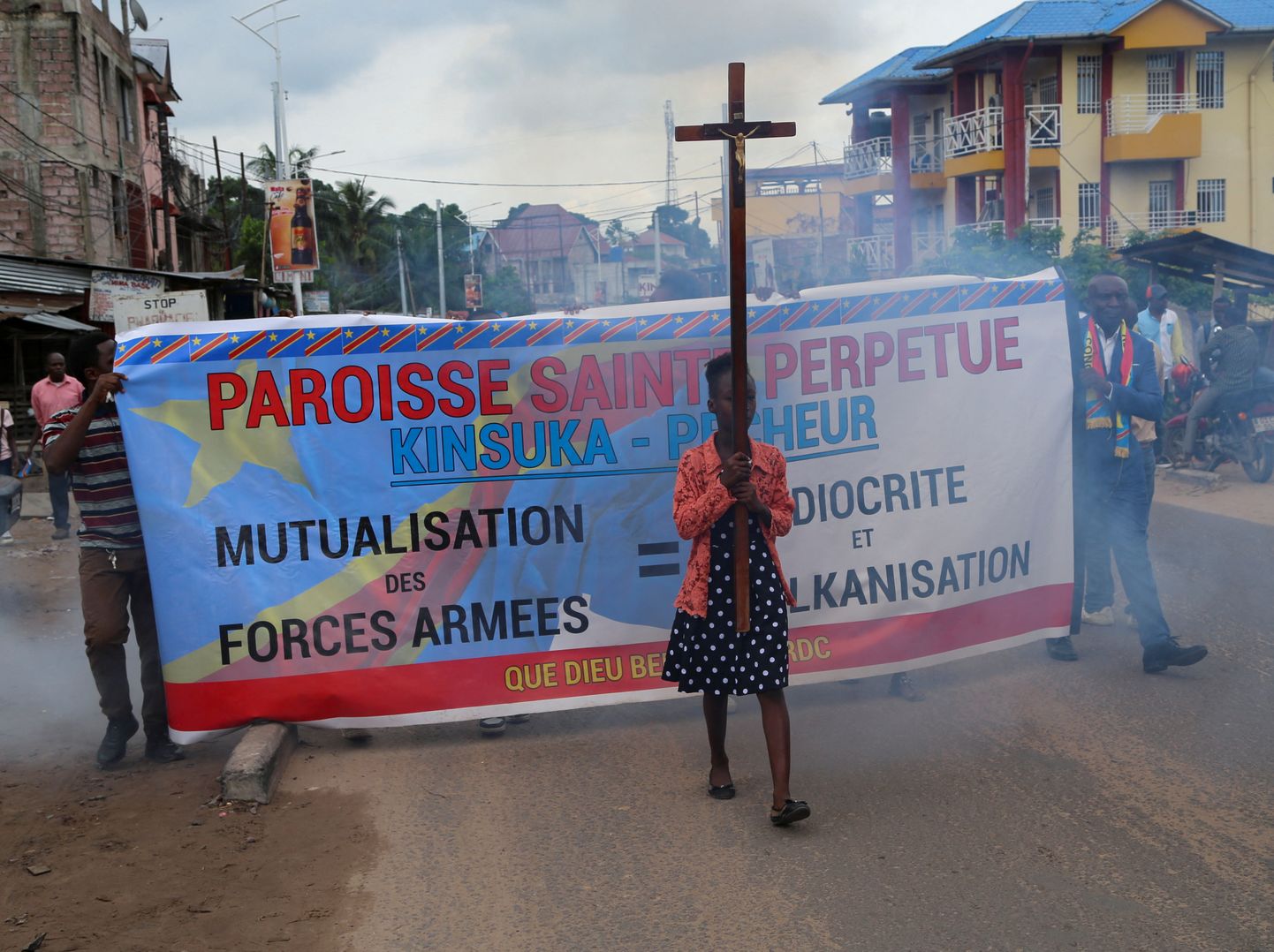 Tüdruk kannab Kongo Demokraatlikus Vabariigis Kinshasas marsi ajal risti. Kongo katoliku ja protestantlikud kirikud kutsusid 2022. aasta detsembris üles protestima vägivalla vastu riigi idaosas. Pilt on illustreeriv.