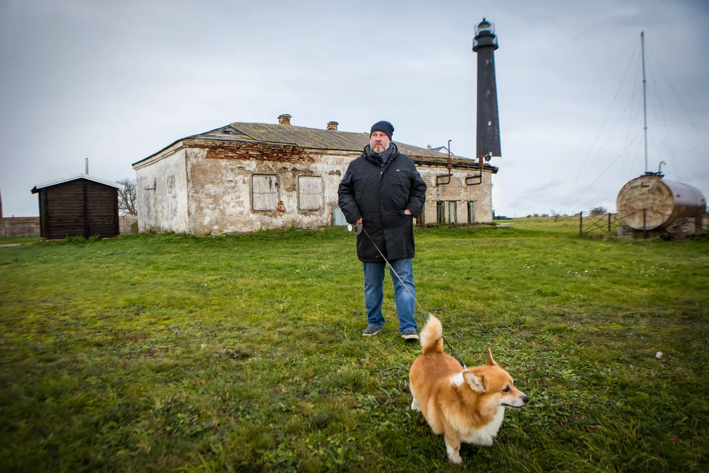 SÕRVELE ABIKS: Nalmond Meri kohaliku elanikuna leiab küll, et Saaremaa vald võiks tema selja taga asuva hoone korda teha. Meri sõnul saaks 350 000 euroga maja kasvõi üle kullata.