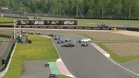 VIDEO ⟩ Turvaauto põhjustas Venemaa vormelisarjas kaose