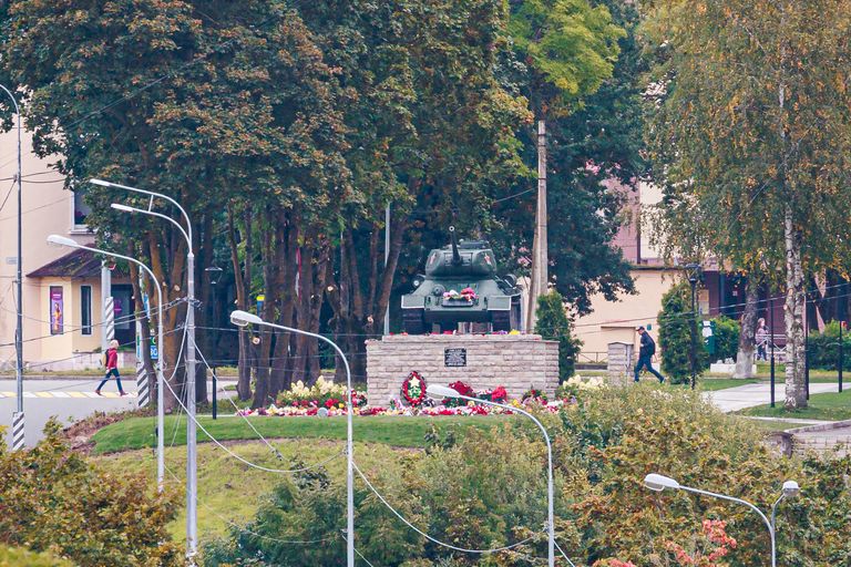 В российском Ивангороде 11 сентября торжественно открыли памятник-танк "Т-34".