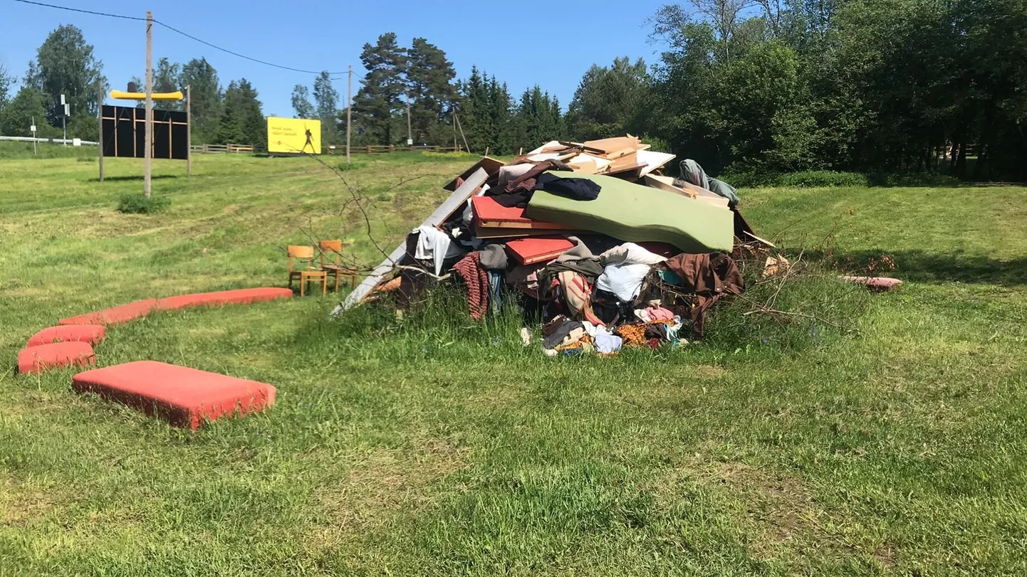 Sellise valmis pandud jaanilõkke avastasid inspektorid ühest külast.