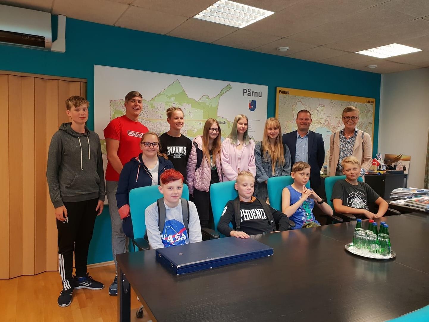 Pärnu ja Tallinna ühise õpilasmalevarühma noored külastasid Pärnu linnapea kabinetti.
