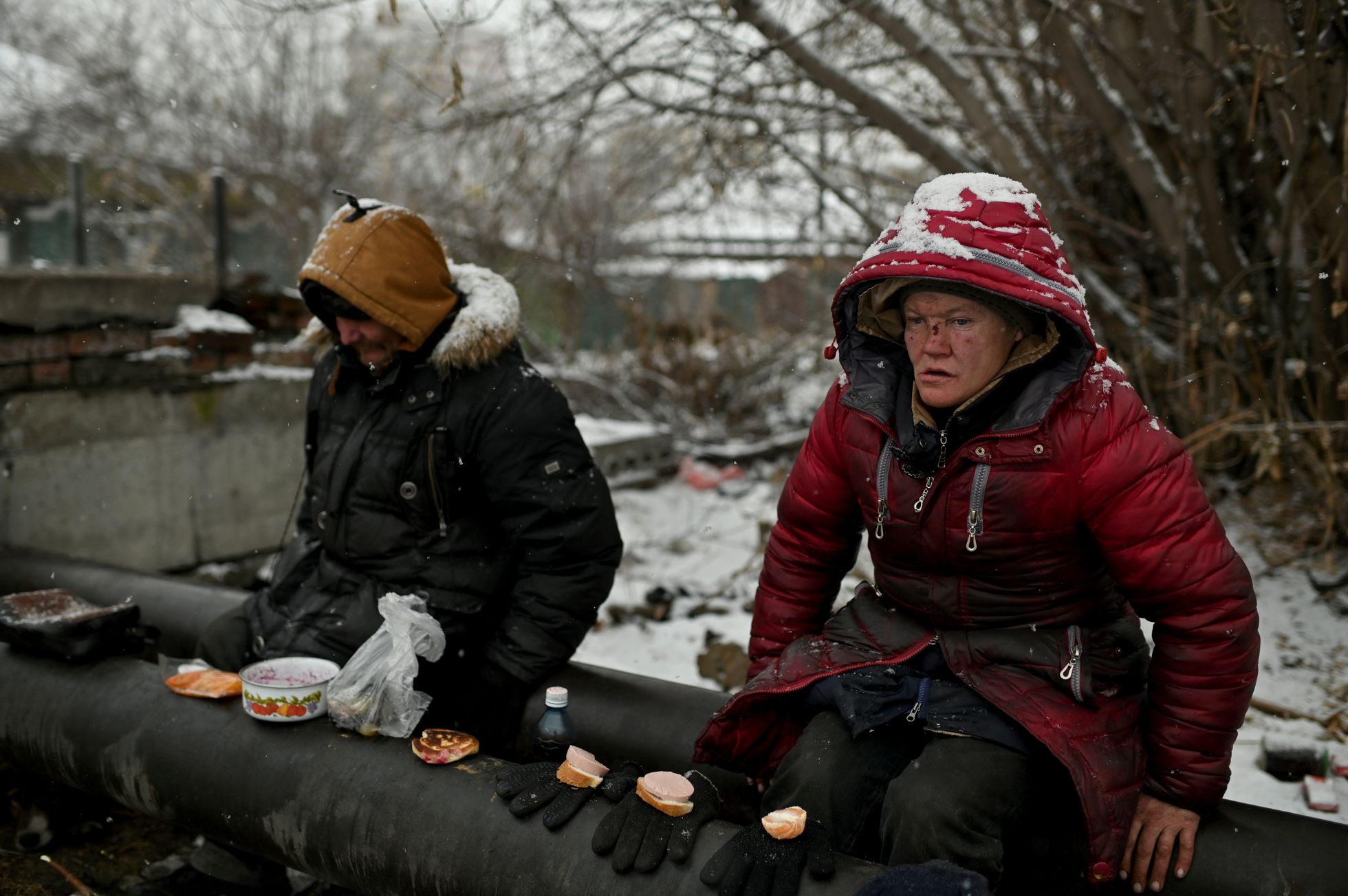49-aastane Saša, hüüdnimega Poltoraška ja 44-aastane Ljusja Stepanova soojatorul end soojendamas ja söömas.