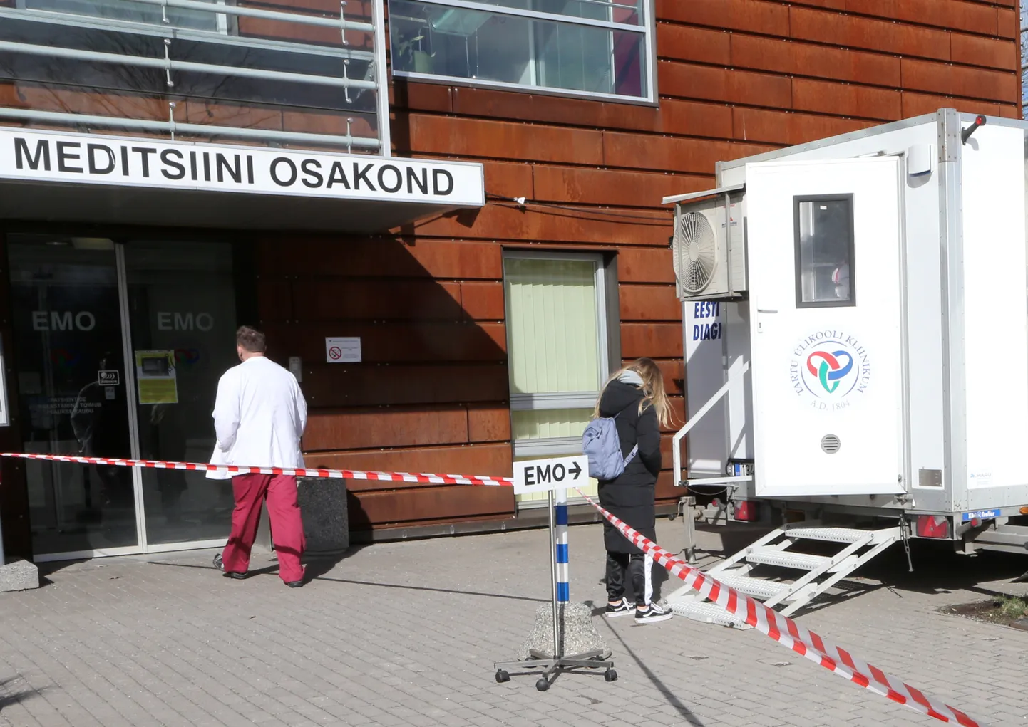 Selleks, et praegu pääseda Tartu ülikooli kliinikumi hoonesse, kaasa arvatud erakorralisse hambaravisse, tuleb esmalt läbi käia mobiilsest triaažikabinetist.