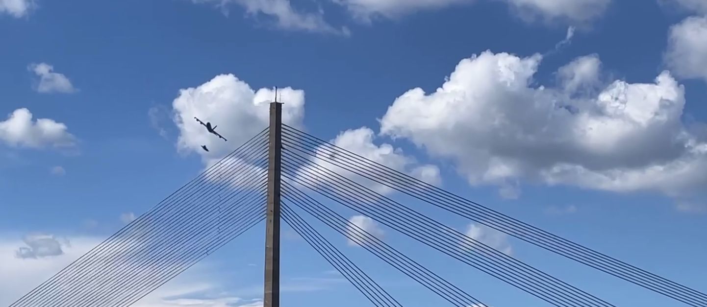 Военные самолеты США над Вантовым мостом в Риге, 16 июня 2022 года