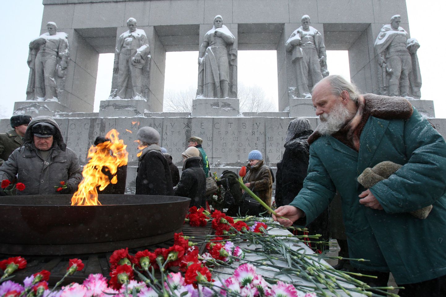 Памятник жертвам блокады Ленинграда на Серафимовском кладбище в Санкт-Петербурге.