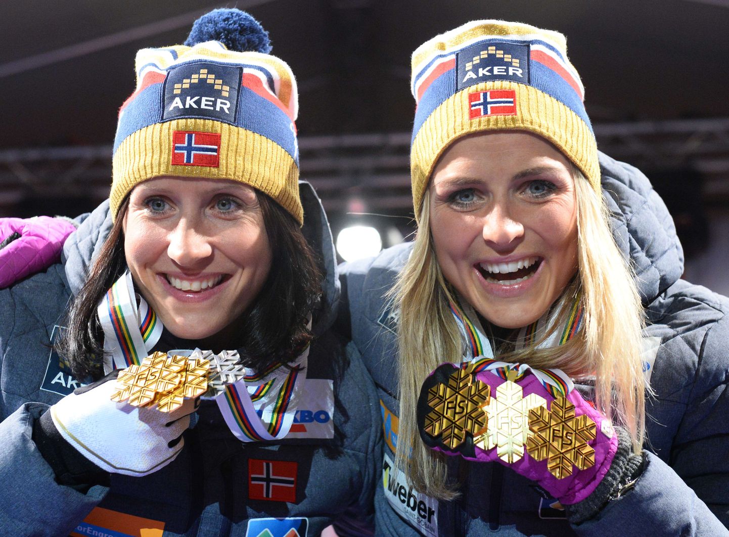 Marit Björgen (vasakul) ja Therese Johaug 2015. aasta MM-kullaga.