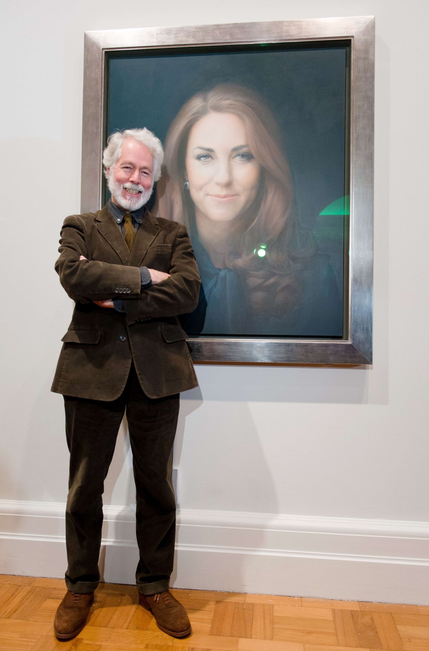 British artist Paul Emsley poses in front of his portrait of Catherine, The Duchess of Cambridge after its unveiling at the National Portrait Gallery in central London on January 11, 2013. This is the first official portrait of the Duchess and was completed after two sittings at the artist's studio and Kensington Palace.  AFP PHOTO/Leon NEAL - RESTRICTED TO EDITORIAL USE, MANDATORY MENTION OF THE ARTIST UPON PUBLICATION, TO ILLUSTRATE THE EVENT AS SPECIFIED IN THE CAPTION  -