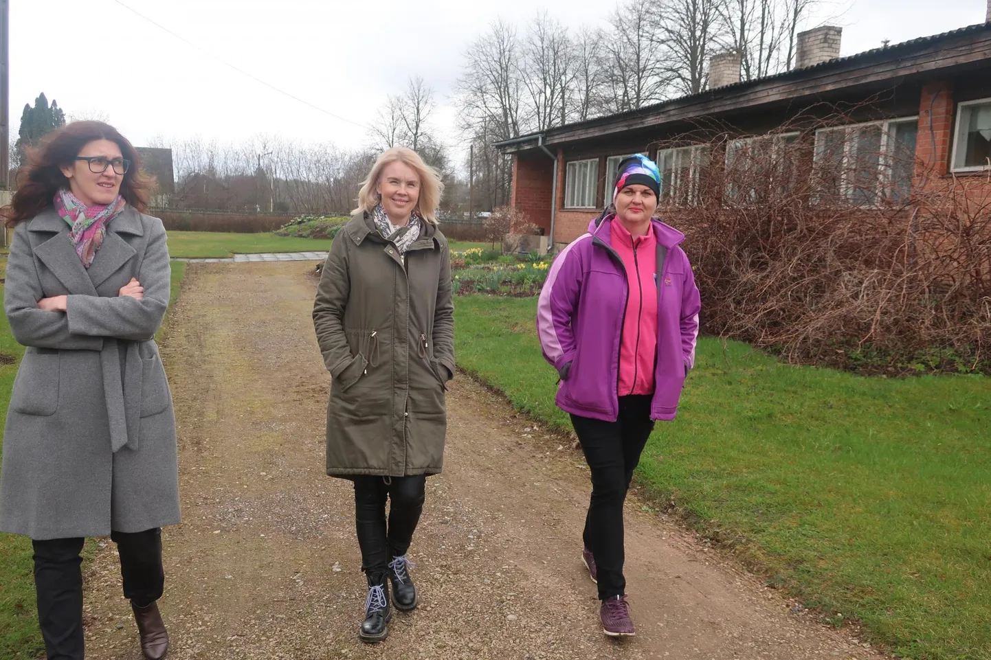 Leevaku külaseltsi eestvedajad Kairi Kasearu (vasakul), Kristi Keldo ja vallavanem Enel Liin Leevaku vana koolimaja õuel, kus peagi võib minna lammutustöödeks.