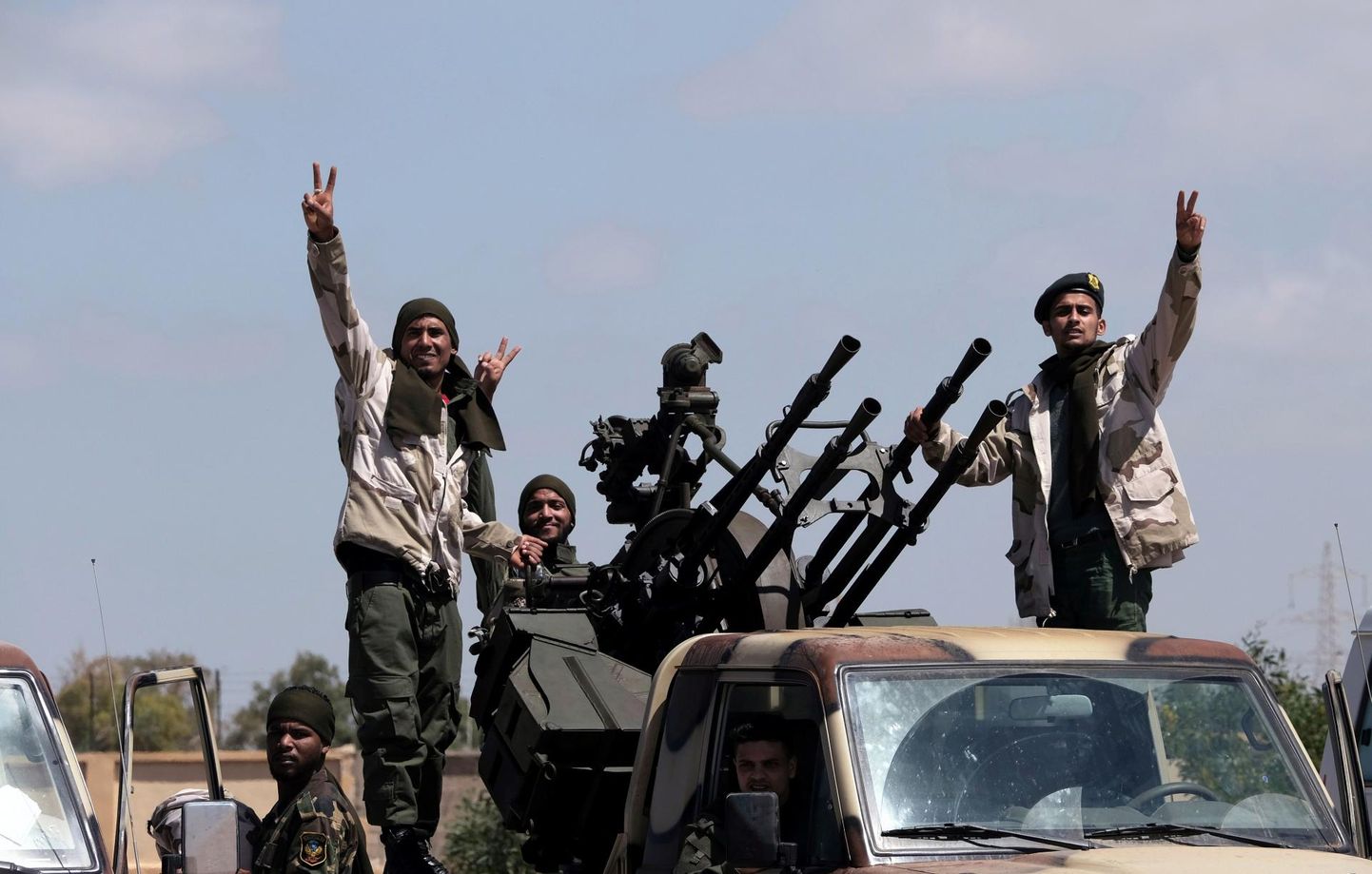 Tripoli poole suunduvad Liibüa Rahvusarmee võitlejad.