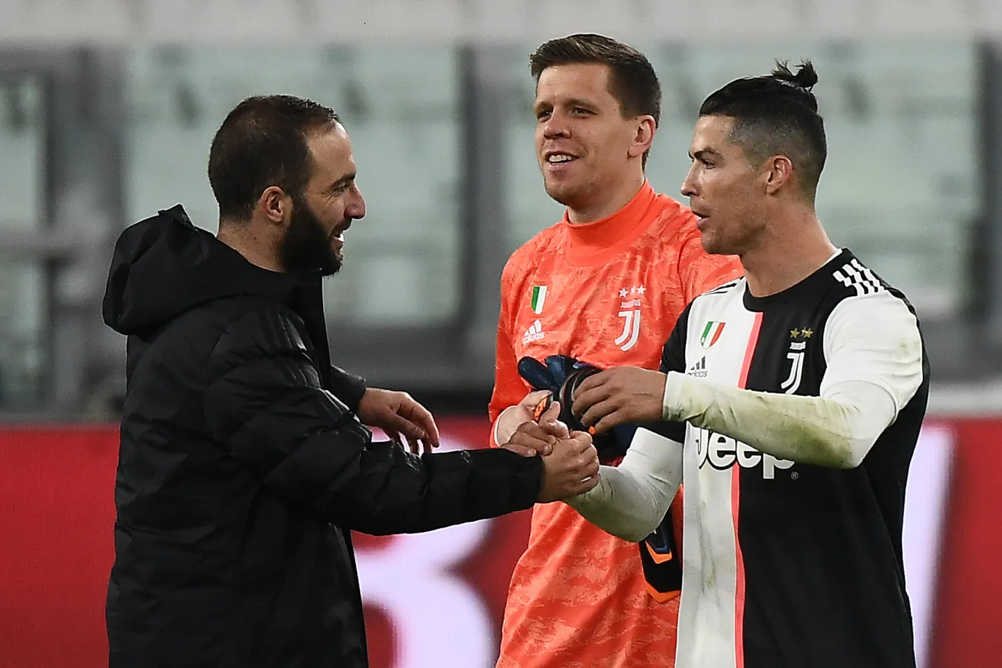Juventuse trio (vasakult) Gonzalo Higuain, Wojciech Szczesny ja Cristiano Ronaldo.