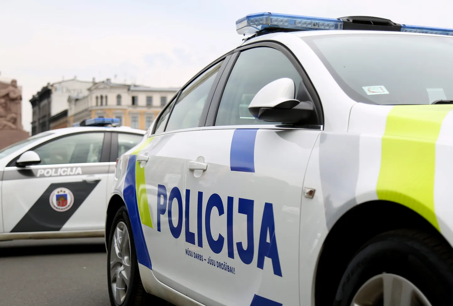 Valsts policijas automašīna ar jauno trafarējumu, kas tapis sadarbībā ar Latvijas Mākslas akadēmiju.