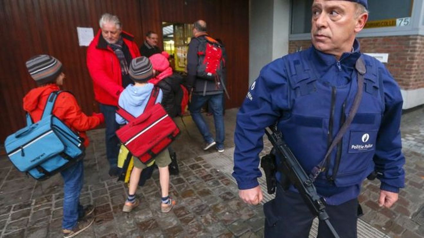 Politseinik täna Brüsselis kooli valvamas.