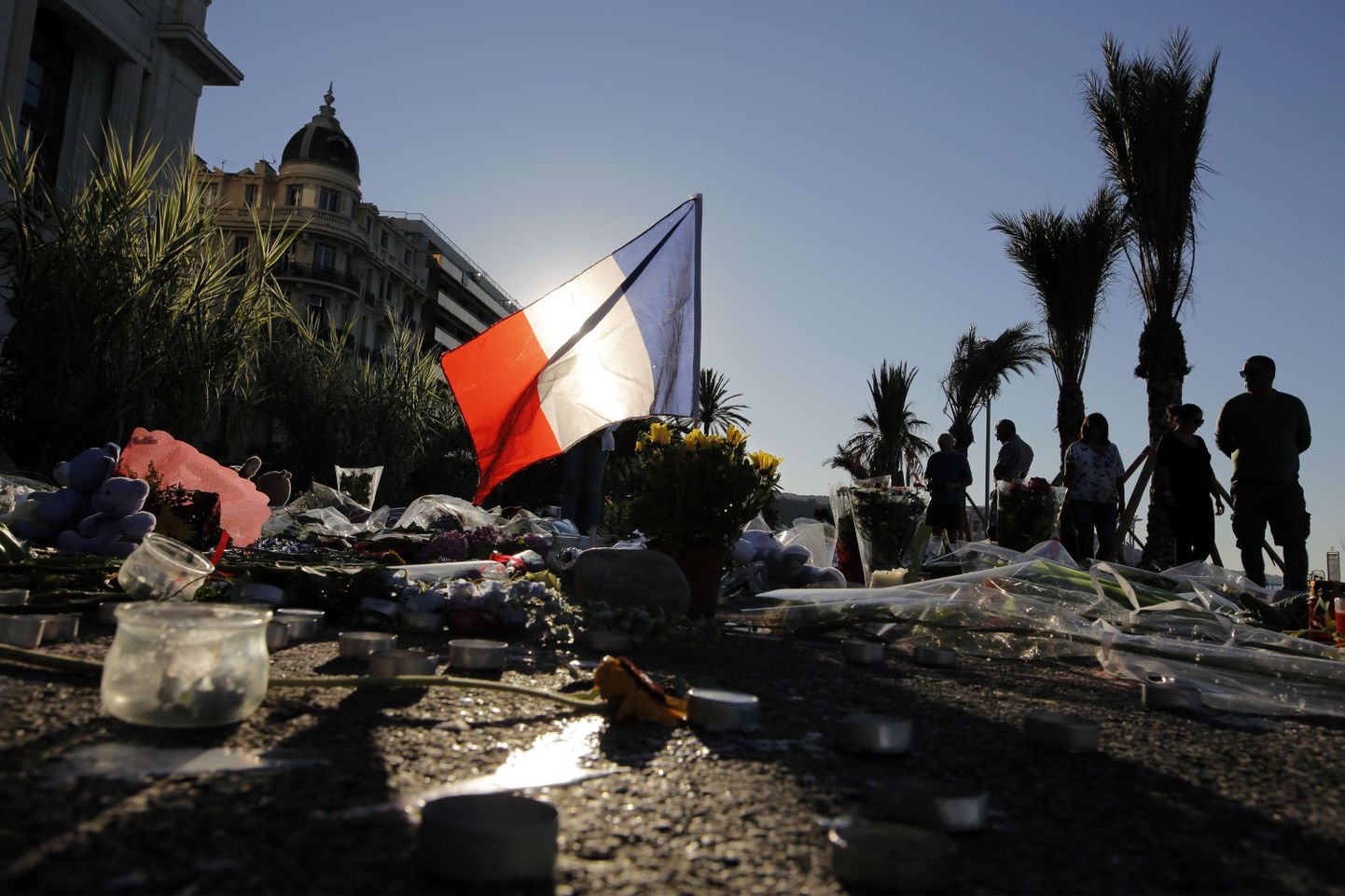 Tuntud Prantsuse suvituslinnas Nices leinatakse 4. juuli ööl terrorirünnakus hukkunud  84 inimest.