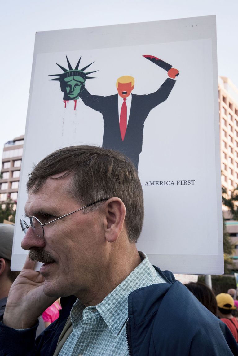Der Spiegeli karikatuur Trumpist protestiplakatil