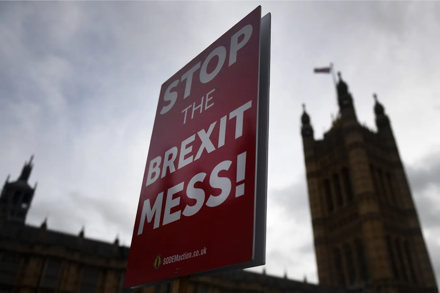 EL-i meelsete protestijate plakat Briti parlamendihoone ees.