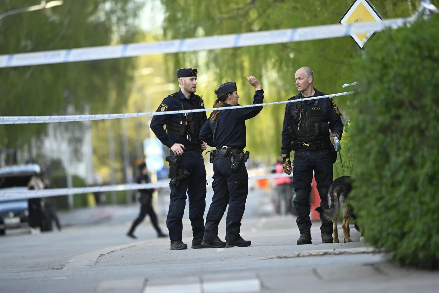 Politsei kolmikmõrva sündmuspaigal Vaksala väljakul Uppsalas 29. aprillil 2025. aastal.