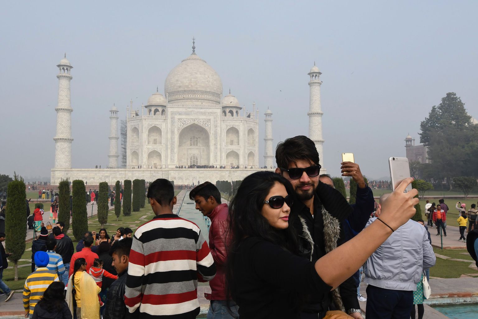 Turistid Taj Mahali ees pildistamas.