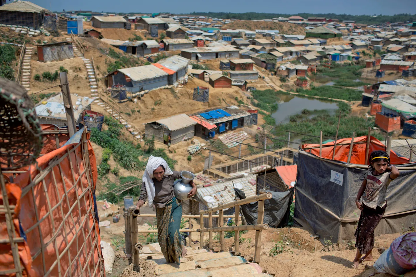 Rohingja põgenik kandmas vett oma hütti Kutupalongi põgenikelaagris Bangladeshis.