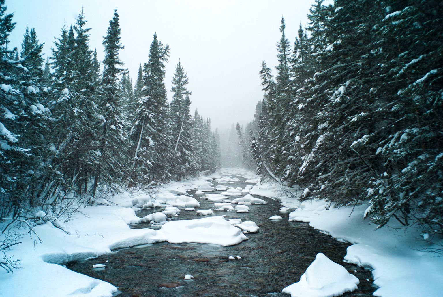 Osaliselt külmunud jõgi talvel. Foto on illustratiivne.